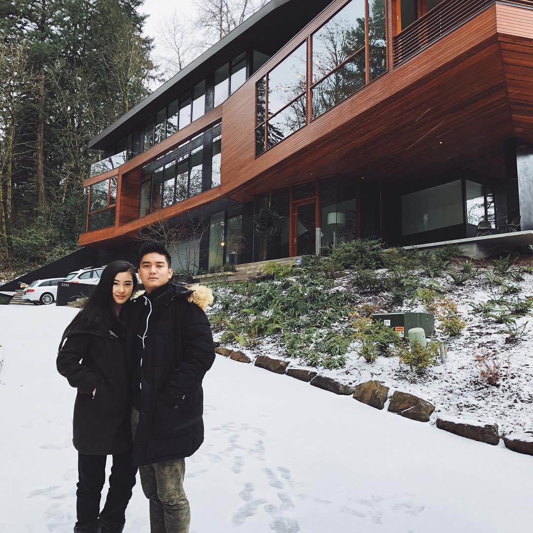 Boy Willam dan sang kekasih, Karen Vendela di rumah keluarga Cullen dalam film Twilight. (Instagram - @boywilliam17)