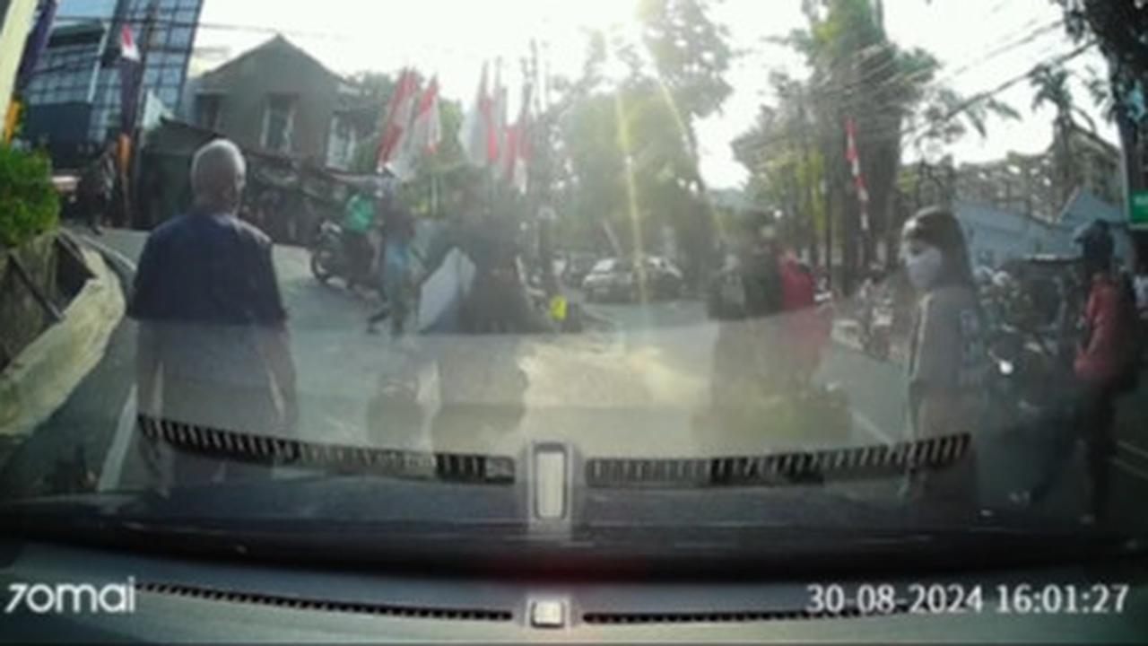 Bikin Tengang, Momen Mobil Bak Isian Gas LPG Terjatuh di Jalan Ini Curi Perhatian