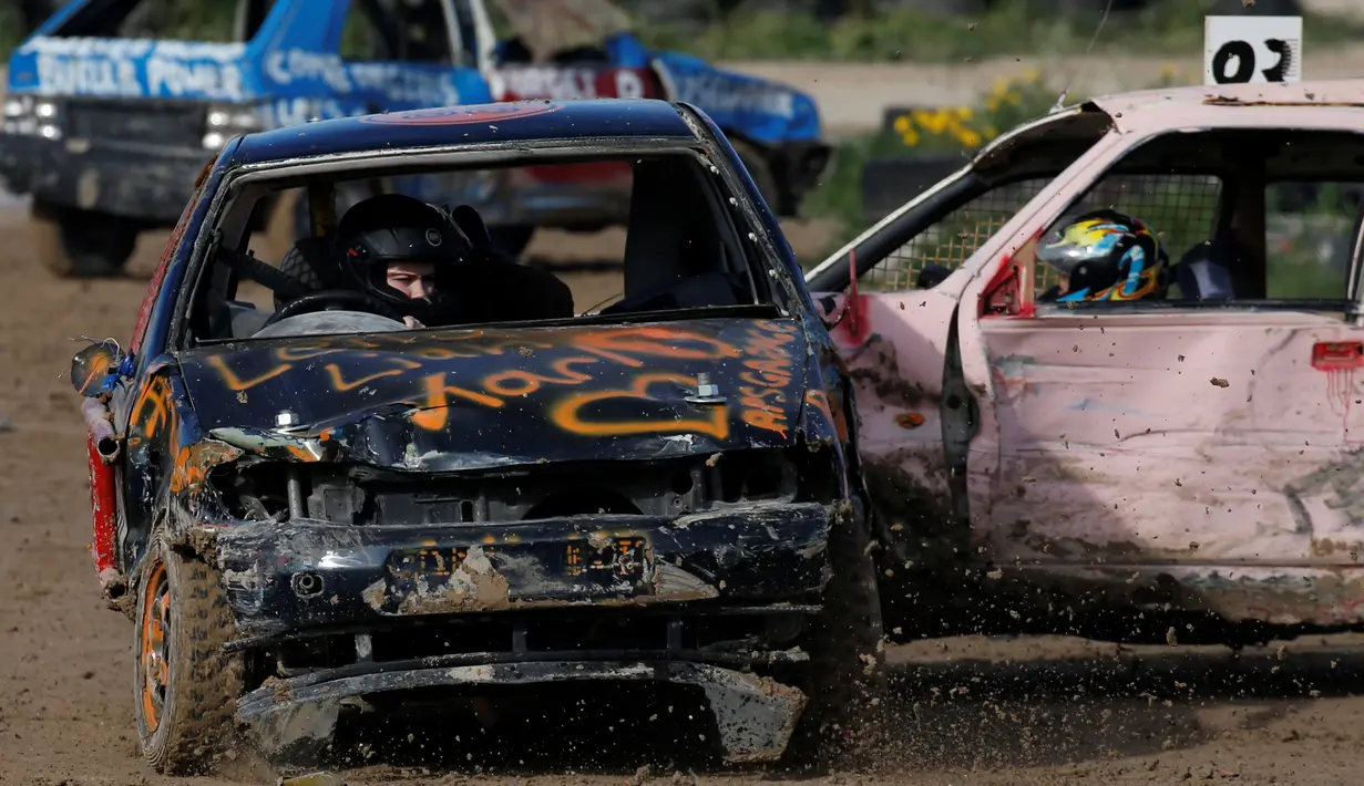 Pengemudi berkompetisi saling menghancurkan mobil 'Demolition Derby'  di Ta 'Qali, Malta pada 10 Maret 2019. Acara ini merupakan demolition derby wanita pertama yang diselenggarakan Association of Motor Sports and Cars. (REUTERS/Darrin Zammit Lupi)