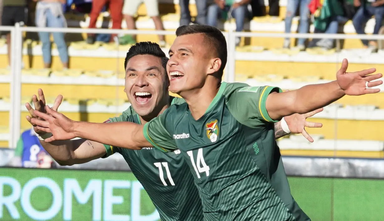 Pemain Bolivia Moises Villaroel (kanan) merayakan dengan rekan setimnya Carmelo Algarañaz setelah mencetak gol ke gawang Paraguay pada pertandingan kualifikasi Piala Dunia 2022 di Stadion Hernando Siles, La Paz, Bolivia, Kamis (14/10/2021). Bolivia menang 4-0. (Javier Mamani/Pool via AP)