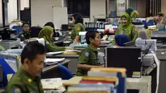PNS kembali berdinas di masing-masing instansinya pada hari pertama kerja usai libur nasional dan cuti bersama Hari Raya Idul Fitri 1435 H, (4/8/2014). (ANTARA FOTO/Widodo S. Jusuf)