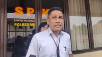 Kasat Reskrim Polres Metro Depok, AKBP Yogen Heroes Baruno, menjelaskan terkait korban KDRT yang dijadikan tersangka. (Liputan6.com/Dicky Agung Prihanto)