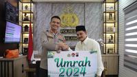 Hadiah umrah gratis dari Kapolres Pemalang. (Foto: Liputan6.com/Polres Pemalang)