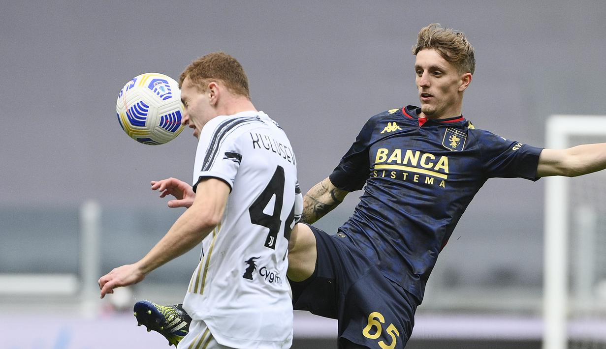 Striker Juventus, Dejan Kulusevski (kiri) berebut bola dengan gelandang Genoa, Nicolo Rovella dalam laga lanjutan Liga Italia 2020/2021 pekan ke-30 di Allianz Stadium, Turin, Minggu (11/4/2021). Juventus menang 3-1 atas Genoa. (LaPresse via AP/Marco Alpozzi)