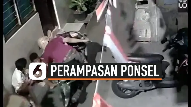 VIDEO: Perampasan Ponsel Terekam CCTV