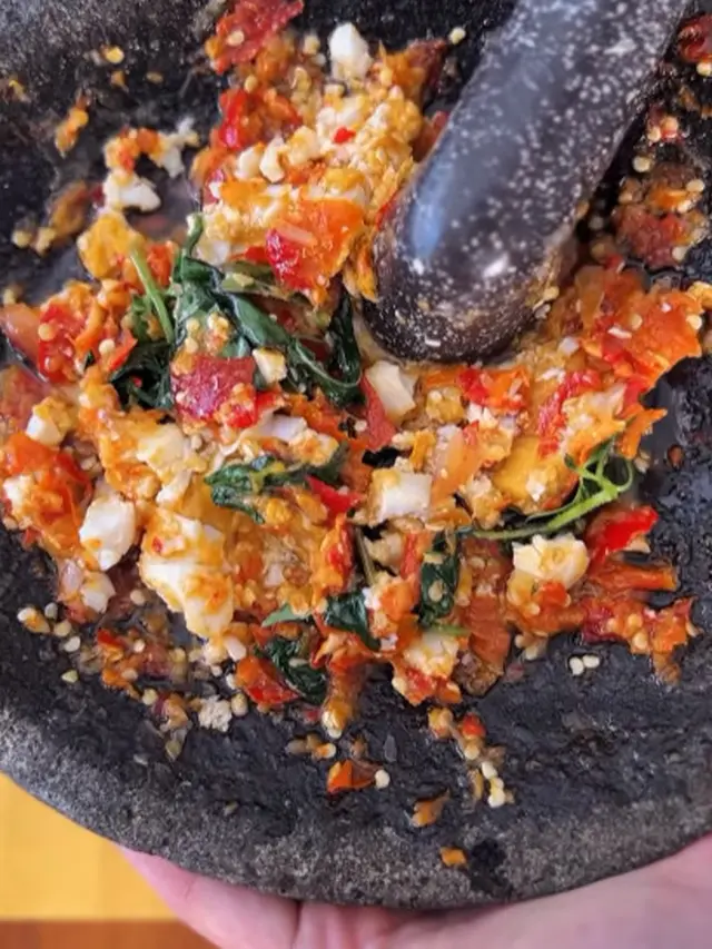 Resep Sambal Telur Asin ala Sissy Prescillia untuk Menu Sahur yang Sat Set dan Antiribet (Foto: Instagram @sysiio)