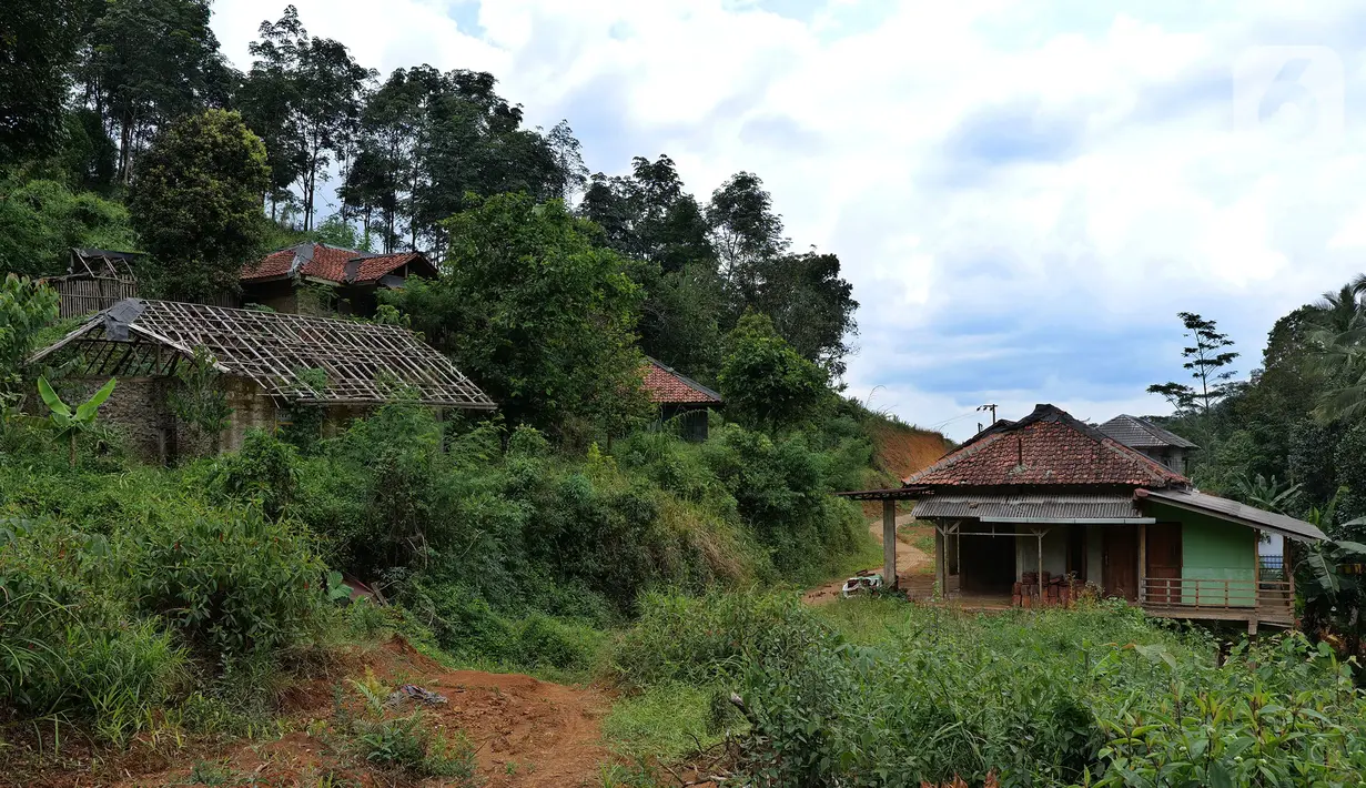 Bangunan terbengkalai yang ditinggalkan di Kampung Cigobang, Lebak, Banten, Sabtu (20/3/2021). Kampung itu ditinggalkan sekitar 154 KK karena mengalami trauma, tidak memiliki biaya perbaikan dan khawatir potensi bencana akibat stuktur tanah yang labil terjadi kembali. (Liputan6.com/Herman Zakharia)