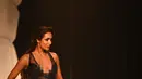 Malaika Arora berpose mengenakan busana karya desainer Rohit Gandhi + Rahul Khanna selama FDCI India Couture Week di New Delhi (27/7/2022). Malaika berjalan sebagai showstopper di acara tersebut.Dia melengkapi penampilannya dengan liontin  dan sepatu hak bertali. (AFP/Money Sharma)