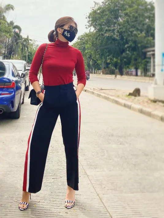 "Sekarang (kalau keluar rumah) meminimalisir bawa barang yang nggak perlu. Yang pasti bawa uang. Aku nggak pakai face shield karena jadinya burem-burem, berembun gitu," ungkap Agatha Suci. (Instagram/agatha_suci)