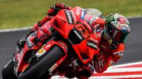 Pembalap Ducati, Francesco Bagnaia, menjadi juara pada balapan MotoGP San Marino yang digelar di Sirkuit Marco Simoncelli, Minggu (19/9/2021) (AFP/Andreas Solaro)