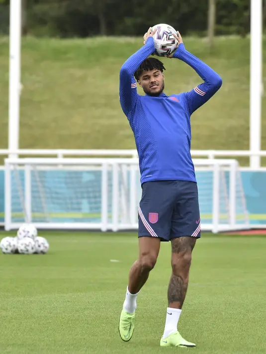 Bek Inggris, Tyrone Mings saat mengikuti sesi latihan di St George's Park, Burton upon Trent, Inggris, Senin (28/6/2021). Inggris akan bertanding melawan Jerman pada babak 16 besar Euro 2021 di Stadion Wembley. (AP Photo/Rui Vieira)