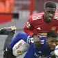 Bek Manchester United, Axel Tuanzebe (atas) berebut bola dengan striker Leicester City, kelechi Iheanacho dalam laga lanjutan Liga Inggris 2020/2021 pekan ke-35 di Old Traffod Stadium, Manchester, Selasa (11/5/2021). Manchester United kalah 1-2 dari Leicester. (AP/Peter Powell/Pool)