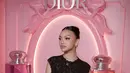 Melengkapi tampilannya, Naura Ayu jinjing tas Lady Dior beige dengan kalung dan anting bertumpuk [@naura.ayu]
