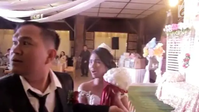 Momen sepasang pengantin ketika bersiap melempar buket pernikahan, tiba-tiba mencekam akibat Topan Mangkhut tiba di lokasi pernikahan.