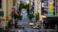 Sebuah jalan terlihat di kawasan pusat bisnis Brisbane, Australia (30/6/2021). Brisbane menjadi kota besar Australia keempat yang diperintahkan di-lockdown karena kekhawatiran akan penyebaran COVID-19. (AFP/Patrick Hamilton)