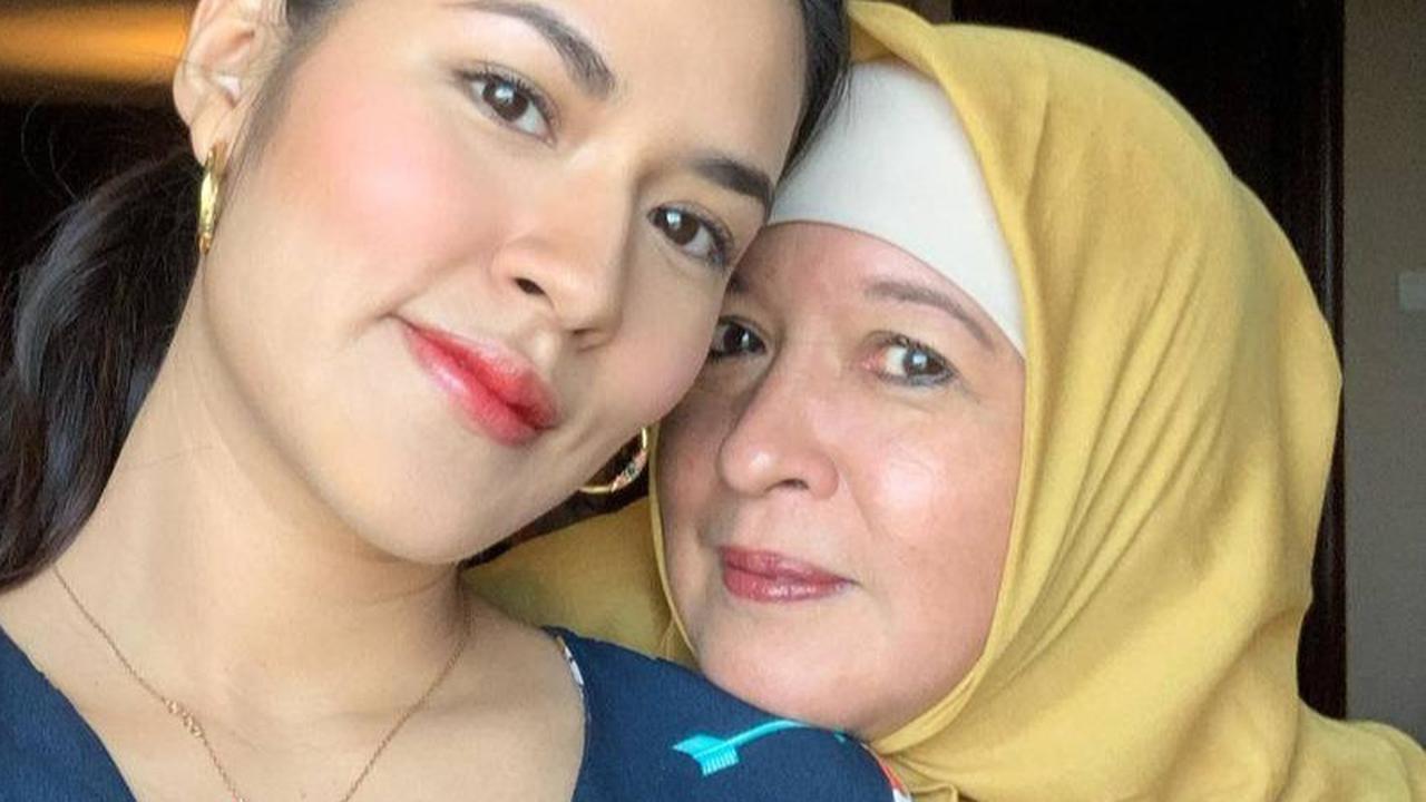 Jarang Tersorot, Potret Ibunda Raisa yang Cantik Banget Mirip Sang Putri - Hidung Mancung & Senyumnya Manis Banget