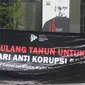 Spanduk aspirasi dari BEM KM Universitas Gadjah Mada (UGM) untuk KPK terpampang di Gedung KPK, Jakarta, Senin (10/12). Aksi simpatik ini untuk memperingati Hari Anti Korupsi Sedunia. (Merdeka.com/Dwi Narwoko)