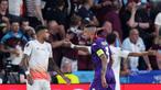 Darah mengalir di kepala pemain Fiorentina, Cristiano Biraghi, setelah insiden pelemparan benda dari tribun suporter West Ham United pada laga final UEFA Europa Conference League di Stadion Eden Arena, Kamis (8/6/2023). Fiorentina takluk dengan skor 1-2. (AP Photo/Petr David Josek)