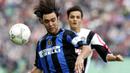 2. Alvaro Recoba, didatangkan Inter Milan saat usia 21 tahun dari klub Uruguay, Nacional seharga 14,45 juta pounds. Striker dengan tinggi 179 cm ini berhasil meraih dua gelar Serie A dan sebuah trofi Piala Winner. (AFP/Paco Serinelli) 