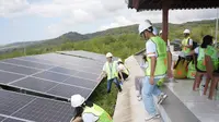 Sejumlah delegasi mengunjungi microgrid Nusa Penida, Bali. (dok. Hitachi Young Leader Initiative)