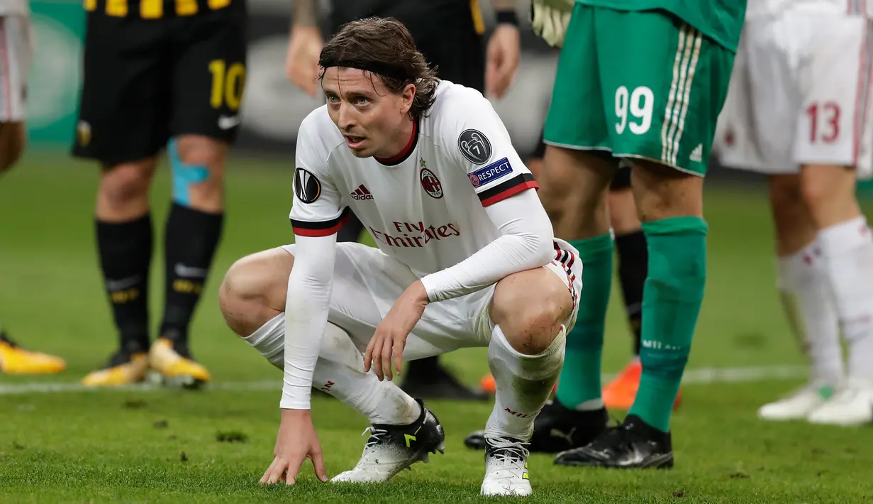 Pemain AC Milan, Riccardo Montolivo berjongkok disela laga lanjutan Grup D Liga Europa melawan AEK Athens di Stadion Athens Olympic, Jumat (3/11). Tandang ke markas AEK, Milan hanya meraih hasil imbang 0-0. (AP/Thanassis Stavrakis)