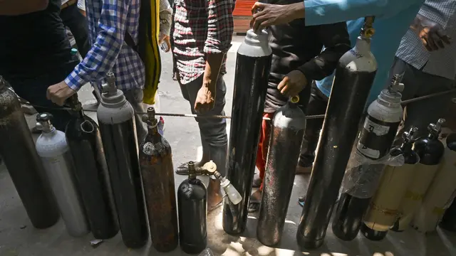 Potret Warga India yang Antre Isi Ulang Tabung Oksigen di Tengah Krisis COVID-19