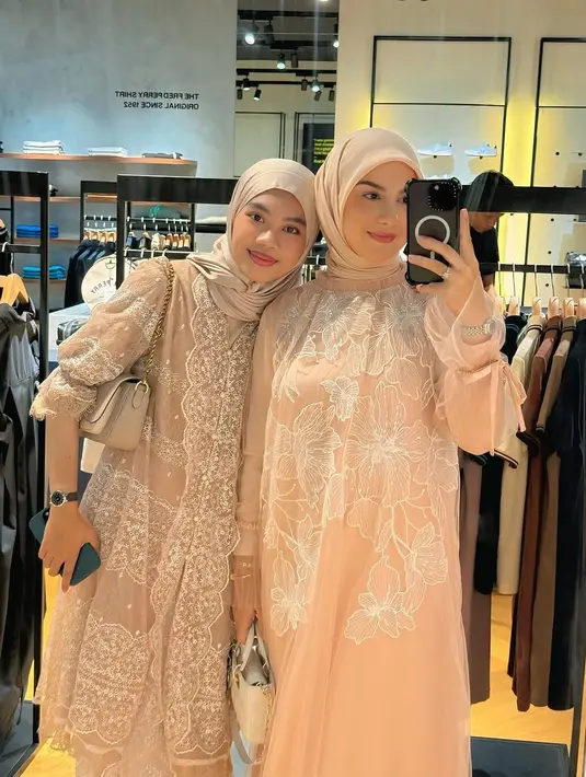 Irish Bella dan putri sambungnya tampil cantik dan elegan dengan busana lace berlengan terumpet. Tampil bak anak kembar [@_irishbella_]