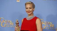 Jennifer Lawrence saat menghadiri Golden Globe Awards ke-73 di Beverly Hills, California, Minggu (10/1/2016). (REUTERS/Mario Anzuoni)