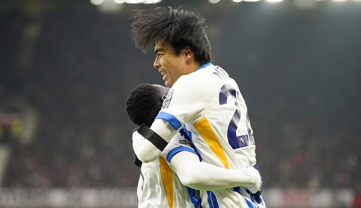 Pemain Brighton, Kaoru Mitoma merayakan golnya ke gawang Manchester United pada laga lanjutan Liga Inggris 2024/2025 yang berlangsung di Old Trafford, Manchester, Inggris, Minggu (19/01/2025). (AP Photo/Dave Thompson)