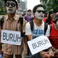 Selain melakukan long march, para buruh juga menggelar aksi teatrikal, Kamis (1/5/14). (Liputan6.com/Johan Tallo)