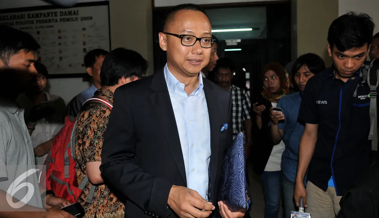 Sekjen Partai PAN, Eddy Soeparno usai melakukan pertemuan dengan Komisioner KPU, Jakarta, Selasa (1/9/2015).  Kedatangan mereka terkait penolakan KPU Surabaya atas calon Walikota yang mereka usung. (Liputan6.com/Johan Tallo)