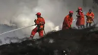 Kebakaran lapak ban bekas yang terjadi Senin (19/4/2021) petang tersebut hingga Kamis (22/4/2021)  belum bisa dipadamkan karena banyaknya bahan yang mudah terbakar dan sumber api yang berasal dari bawah tumpukan ban.