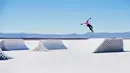 Pemain BMX profesional, Daniel Dhers menunjukkan aksinya bermain sepeda BMX di Salt Park Project, Uyuni, Bolivia pada April 2016. Salt park berdiri diatas gurun garam terbesar di dunia. (Reuters)