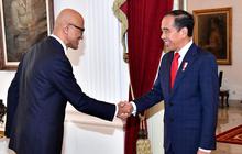 FOTO: Semringah Jokowi Terima Kunjungan CEO Microsoft Satya Nadella di Istana, Jajaki Investasi Besar di Bidang AI