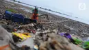 Keberadaan sampah pesisir ini bikin kotor lautan yang ada di kawasan permukiman kampung nelayan. (merdeka.com/imam buhori)