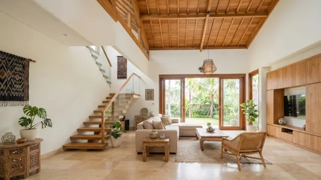 Ide warna plafon selain putih yang tetap membuat ruangan terlihat lapang model warna kayu untuk ruangan dengan plafon tinggi