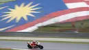 Pebalap Ducati, Andrea Dovizioso, saat beraksi pada balapan MotoGP Malaysia di Sirkuit Sepang, Minggu (29/10/2017). Dovizioso finis pertama dengan catatan waktu 44 menit 51,497 detik. (AP/Vincent Thian)