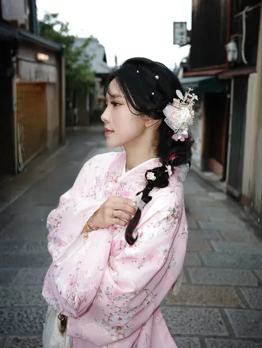 Dengan japanese makeup bernuansa pinkish, Jessica Jane tata rambutnya dengan side braided. Berhiaskan bunga dan mutiara yang bikin rambutnya pun terlihat cantik [@jessicajane99]