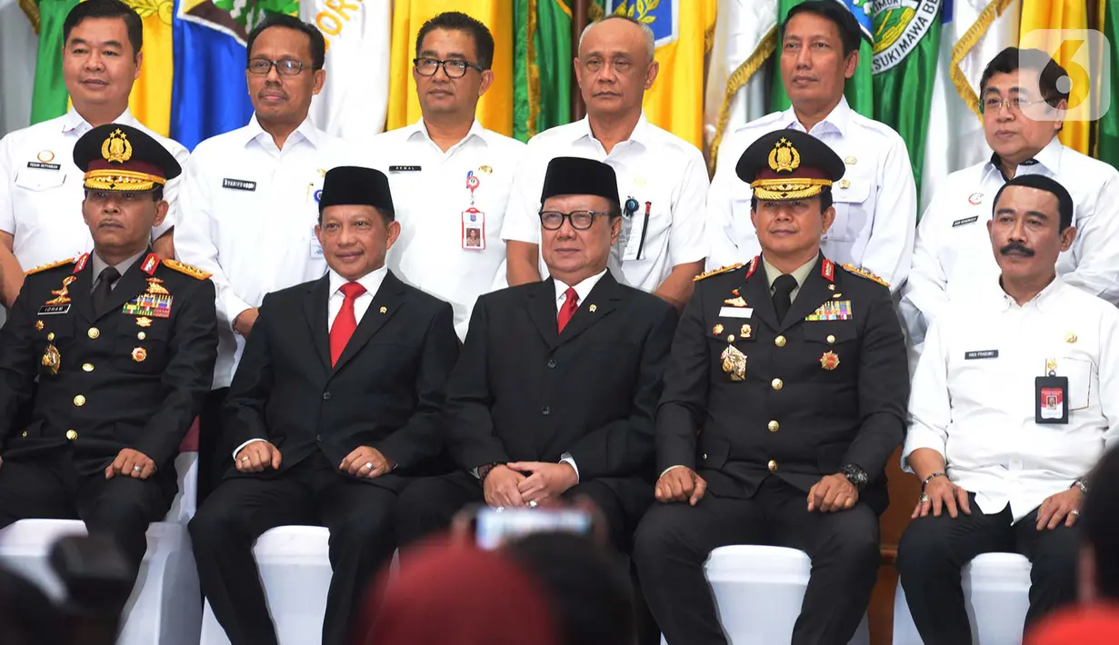 Menteri Dalam Negeri Tito Karnavian dan pejabat lama Tjahjo Kumolo berfoto bersama saat serah terima jabatan di Kantor Kemendagri, Jakarta, Rabu (23/10/2019). Presiden Joko Widodo resmi melantik Tito Karnavian menjadi mendagri dalam jajaran Kabinet Indonesia Maju. (merdeka.com/Imam Buhori)