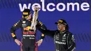 Situasi tersebut membuat kedua pembalap bakal berjuang habis-habisan pada seri terakhir di Abu Dhabi, 12 Desember mendatang. Kemenangan akan membuat Lewis Hamilton atau Max Verstappen merengkuh titel juara dunia. (AP/Hassan Ammar)