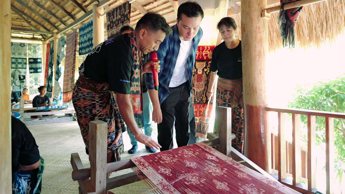 Nicholas Saputra Dampingi Penenun Sumba Timur Hadirkan Wastra Warna Alam