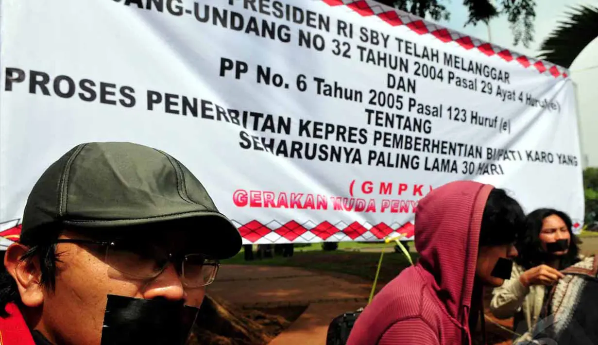 Pengungsi Korban gunung Sinabung melakukan aksi Demo Di depan Istana Negara, Jakarta, Selasa (17/6/2014) (Liputan6.com/Johan Tallo) 