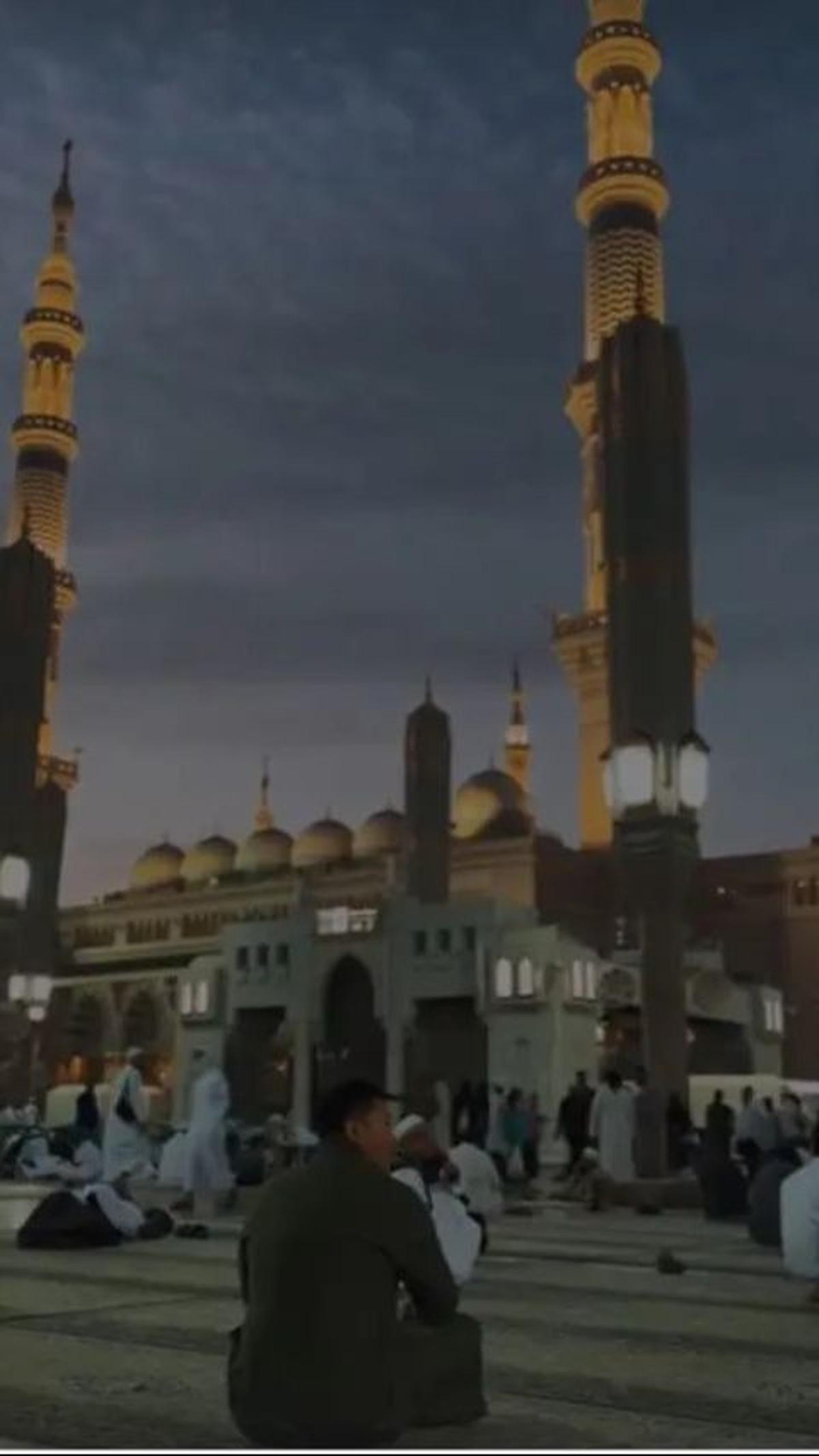 Potret Darma juga menunjukkan kekagumannya terhadap keindahan Masjid Nabawi di Madinah.