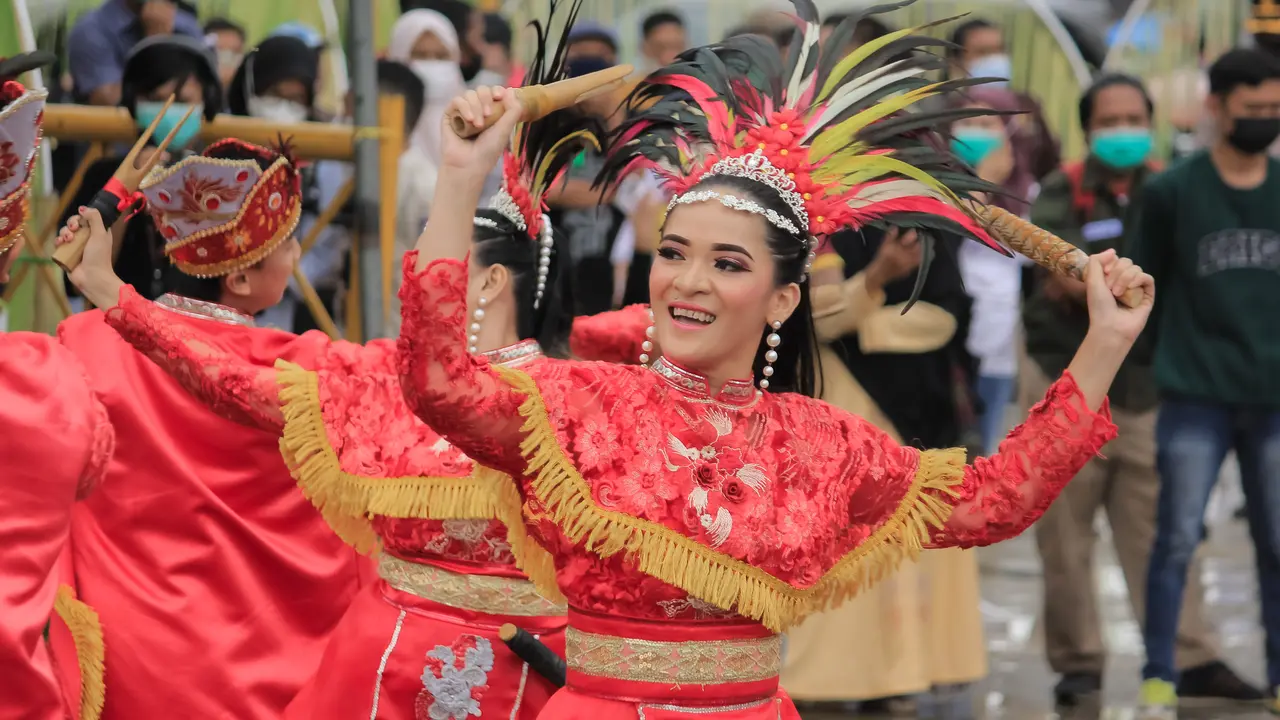 Salah satu tarian tradisional Gorontalo yang ditampilakn di Festival Pesona Pantai Pohon Cinta. Foto: Dadangnuryadi/TF (Arfandi Ibrahim/Liputan6.com)