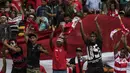 Para suporter menyapa para pemain Timnas Indonesia usai melawan Thailand pada laga SEA Games di Stadion Shah Alam, Selangor, Selasa (15/8/2017). Kedua negara bermain imbang 1-1. (Bola.com/Vitalis Yogi Trisna)