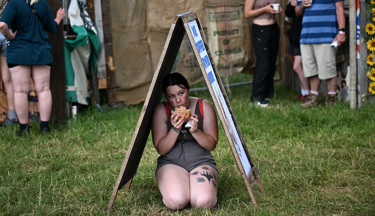 Festival Glastonbury, yang berlangsung dari 22 hingga 26 Juni tahun ini, merupakan salah satu festival seni pertunjukan terbesar dan paling bergengsi di dunia. (Photo by Oli SCARFF / AFP)