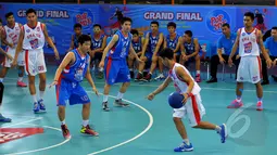 Partai final kompetisi bola basket tingkat pelajar putra bertajuk Pop Mie InstaHits Basketball antara SMA IPH Surabaya VS SMA N 116 Jakarta, Senayan, Minggu (17/2/2015). Kompetisi dimenangkan SMA N 116 dengan skor 74-72.(Liputan6.com/Faisal R syam) 