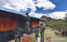 Prajurit TNI Pasang Lampu Tenaga Surya di Rumah Warga Papua, Tingkatkan Kesejahteraan