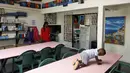 Saat ini, Ace-Liam, yang akan berusia 2 tahun pada bulan Juli mendatang, masih suka melukis dan dengan penuh semangat menemani ibunya ke studionya, di mana sebuah sudut telah disiapkan khusus untuknya. (AP Photo/Misper Apawu)