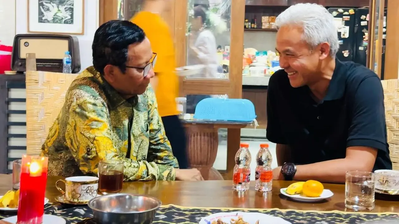 Calon wakil presiden (cawapres) nomor urut 3, Mahfud MD mengunggah foto di akun instagram pribadinya @mohmahfudmd yang tengah makan bersama capres nomor urut 3, Ganjar Pranowo.